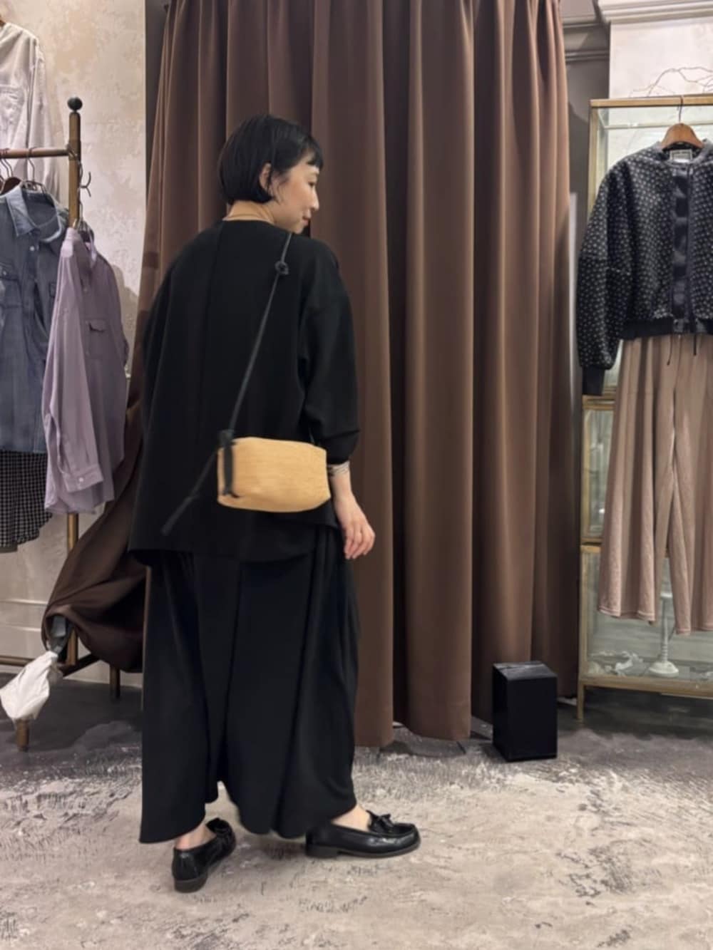 ブラック系のワンピース、ブラック系のその他アウターを着用したレディースの春コーディネートの3枚目の写真