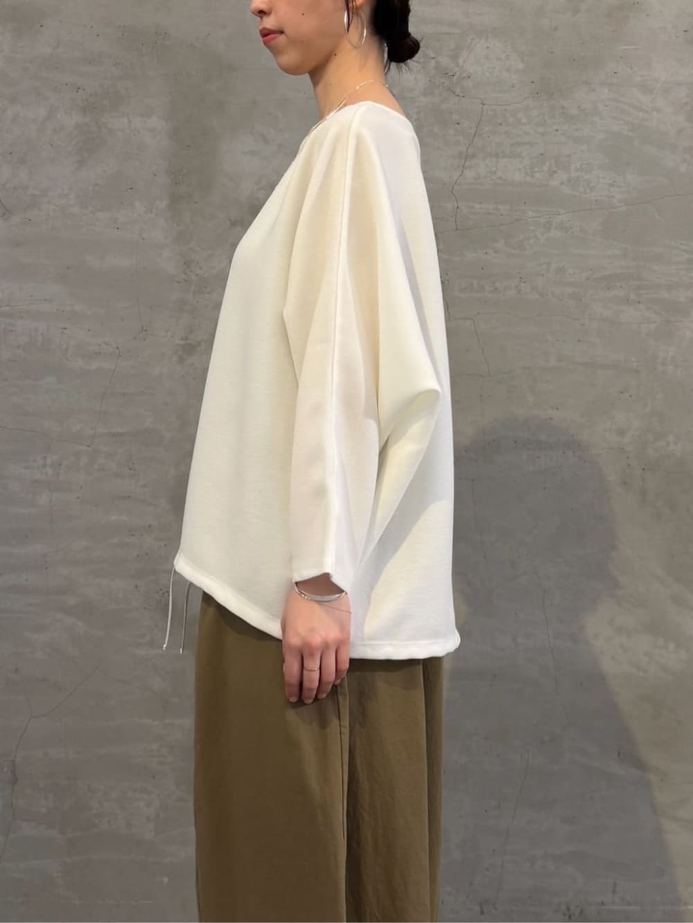 ブラック系のショルダーバッグ、ホワイト系のシャツ/ブラウス、イエロー系のその他パンツを着用したレディースの春コーディネートの5枚目の写真