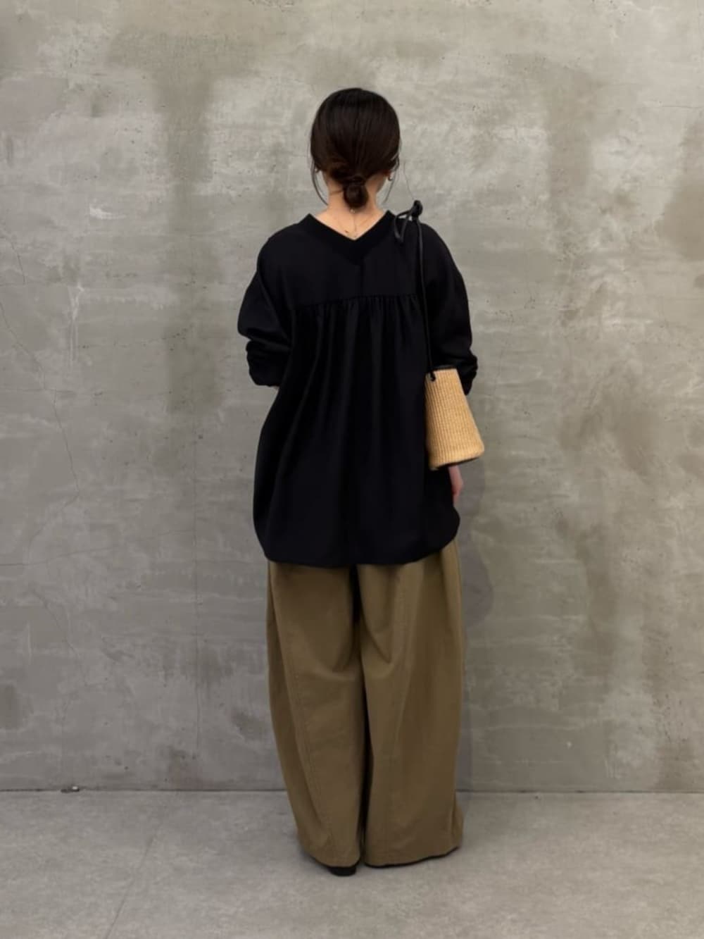 ブラック系のシャツ/ブラウスを着用したレディースの冬コーディネートの7枚目の写真