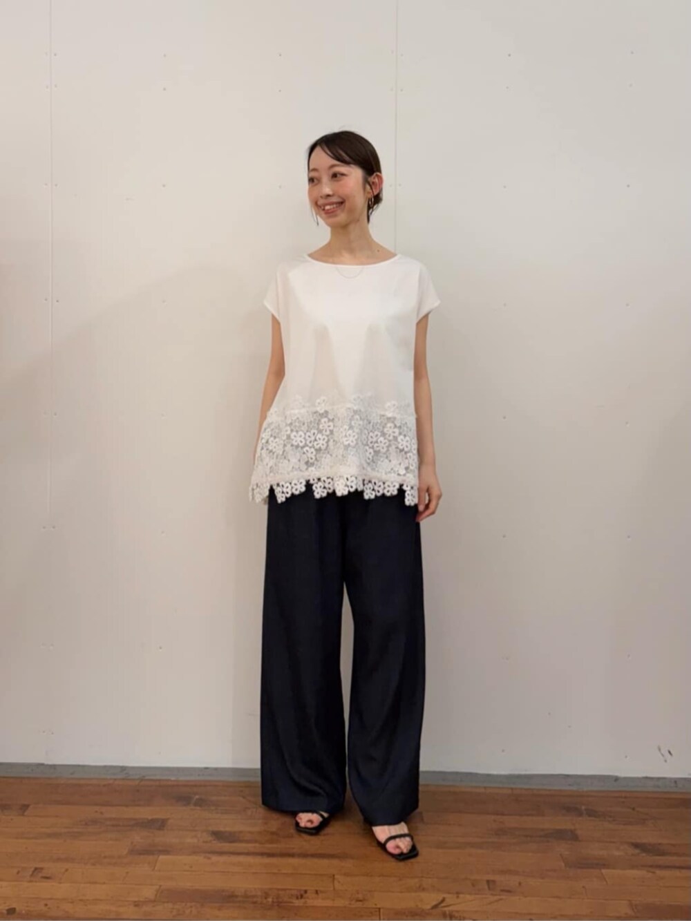 ブルー系のシャツ/ブラウス、ブルー系のその他パンツ、ホワイト系のTシャツ/カットソーを着用したレディースの冬コーディネートの7枚目の写真