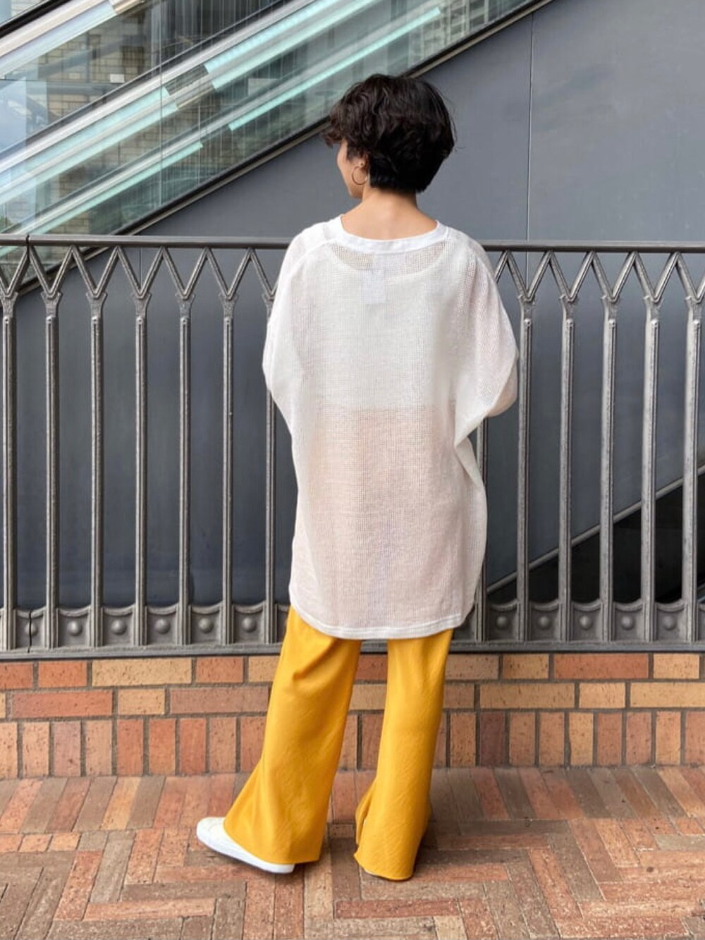 ホワイト系のTシャツ/カットソー、ゴールド系のその他パンツを着用したレディースの秋コーディネートの3枚目の写真