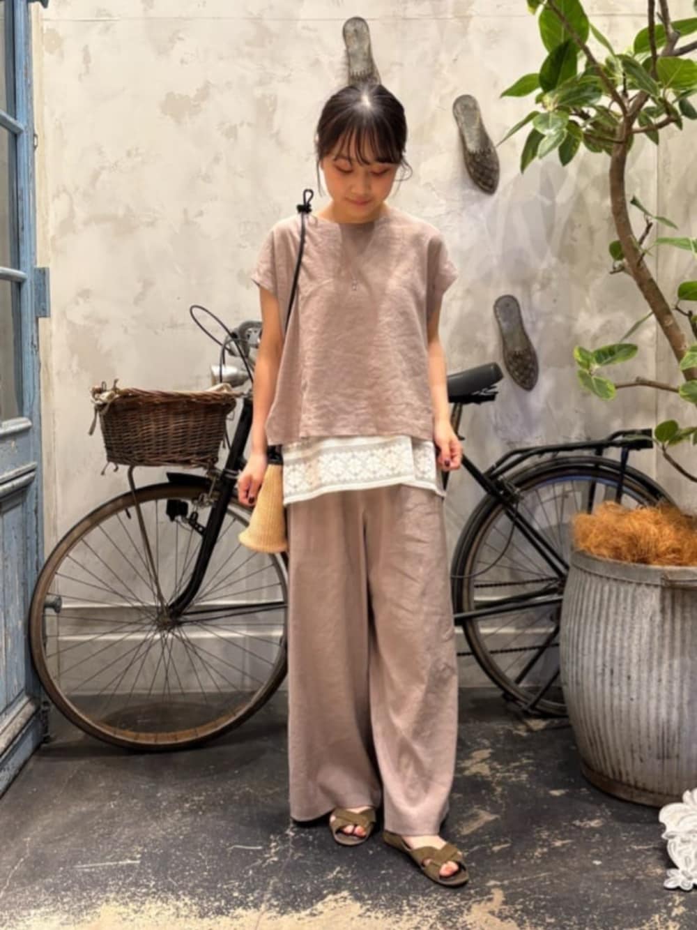ホワイト系のシャツ/ブラウス、グレー系のその他パンツ、グレー系のシャツ/ブラウスを着用したレディースの春コーディネートの3枚目の写真