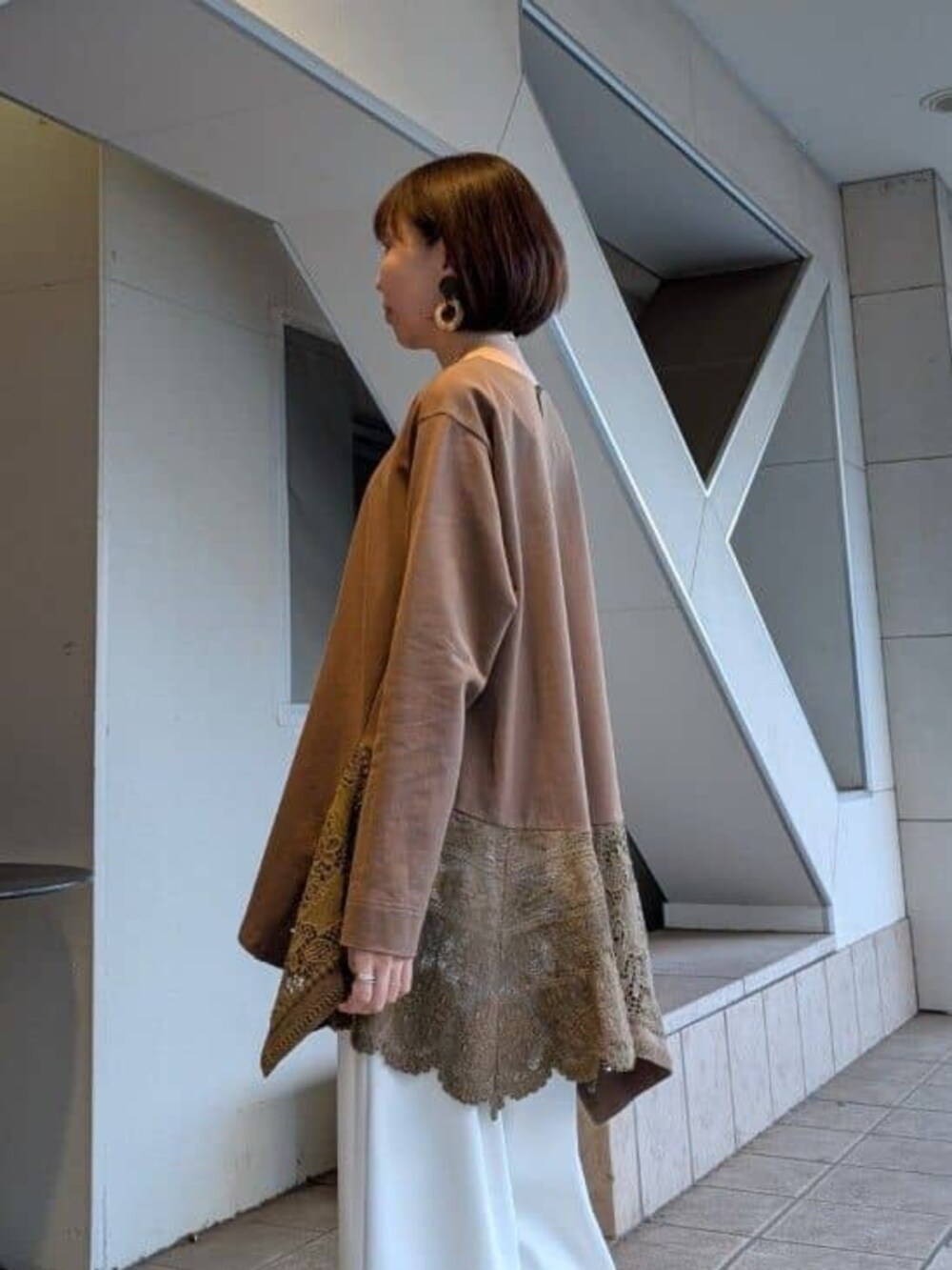 ホワイト系のその他パンツ、ブラウン系のTシャツ/カットソーを着用したレディースの冬コーディネートの4枚目の写真