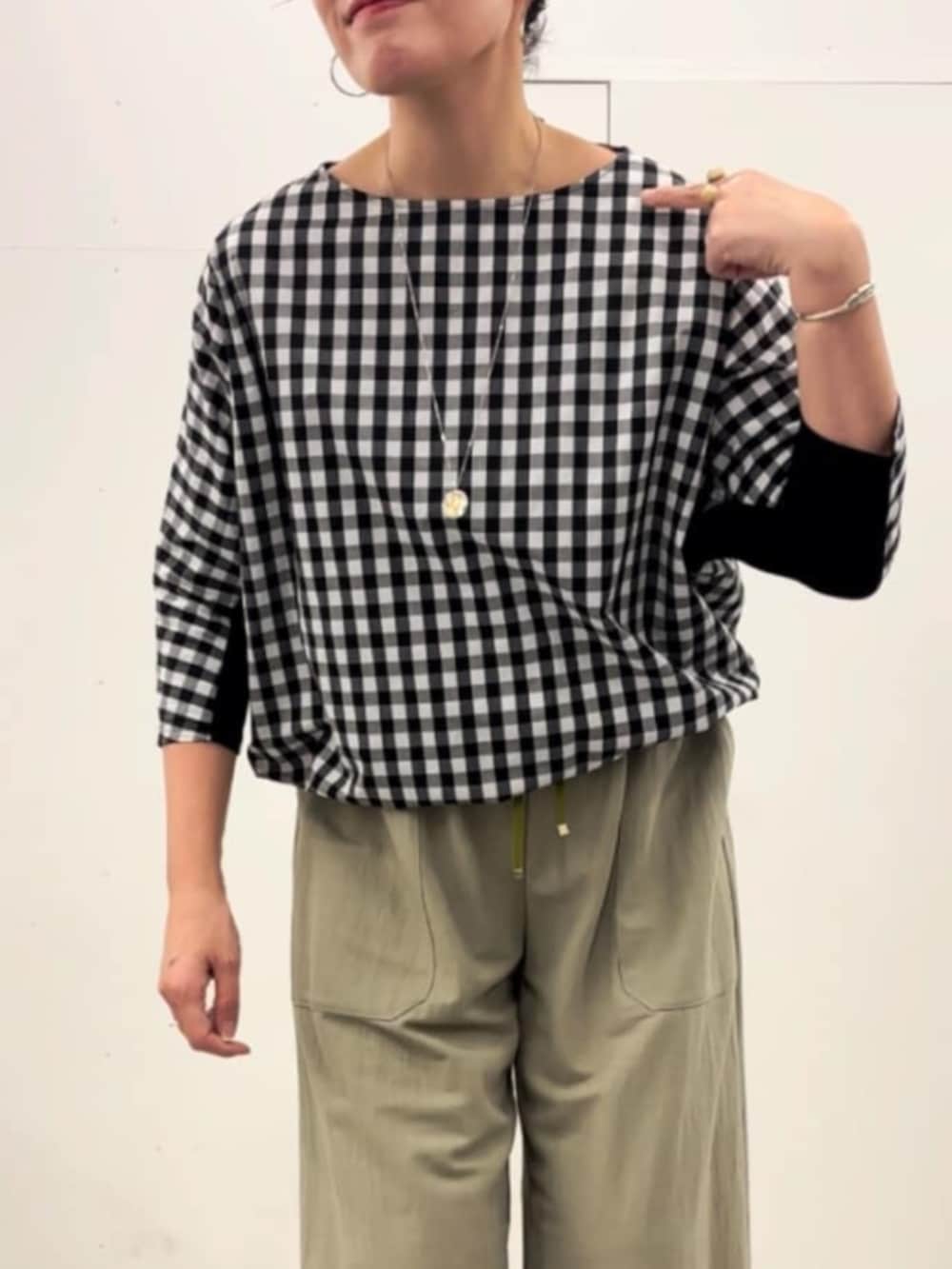 ブラック系のシャツ/ブラウス、グリーン系のその他パンツを着用したレディースの春コーディネートの3枚目の写真