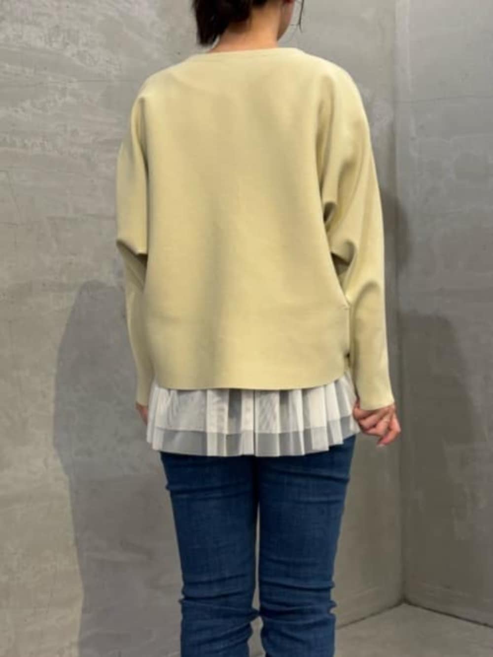 ホワイト系のキャミソール、ブルー系のデニムパンツ、ベージュ系のカーディガン/ボレロを着用したレディースの秋コーディネートの8枚目の写真