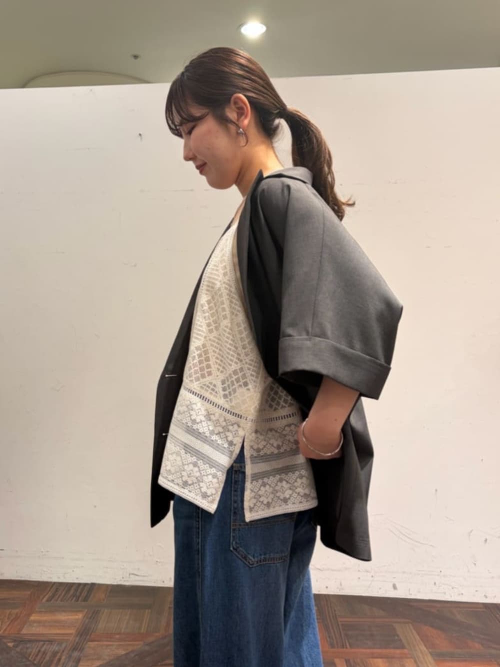 ホワイト系のシャツ/ブラウス、ブルー系のその他パンツ、グレー系のテーラードジャケットを着用したレディースの春コーディネートの7枚目の写真