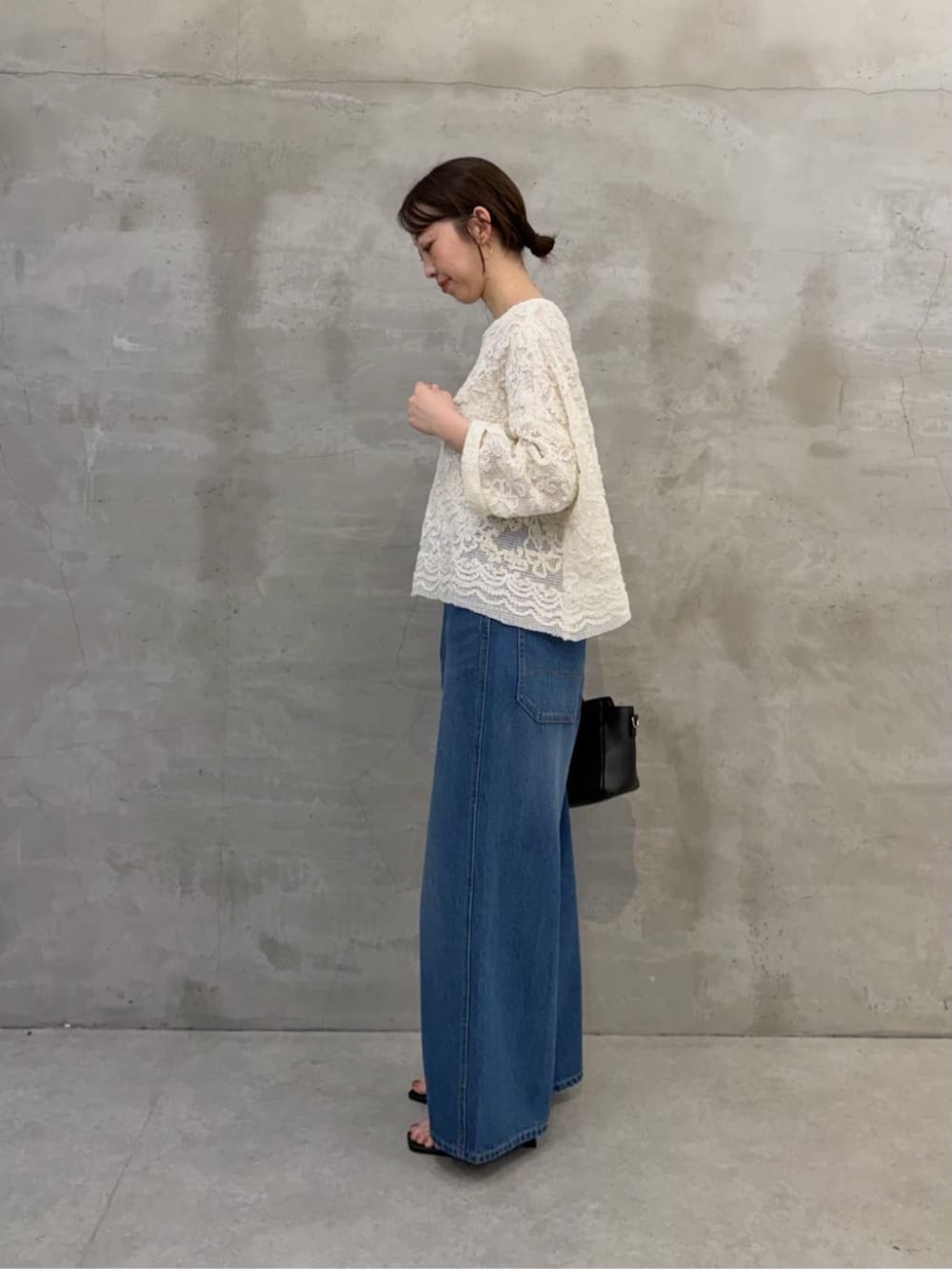 ブルー系のその他パンツ、ホワイト系のシャツ/ブラウスを着用したレディースの春コーディネートの2枚目の写真