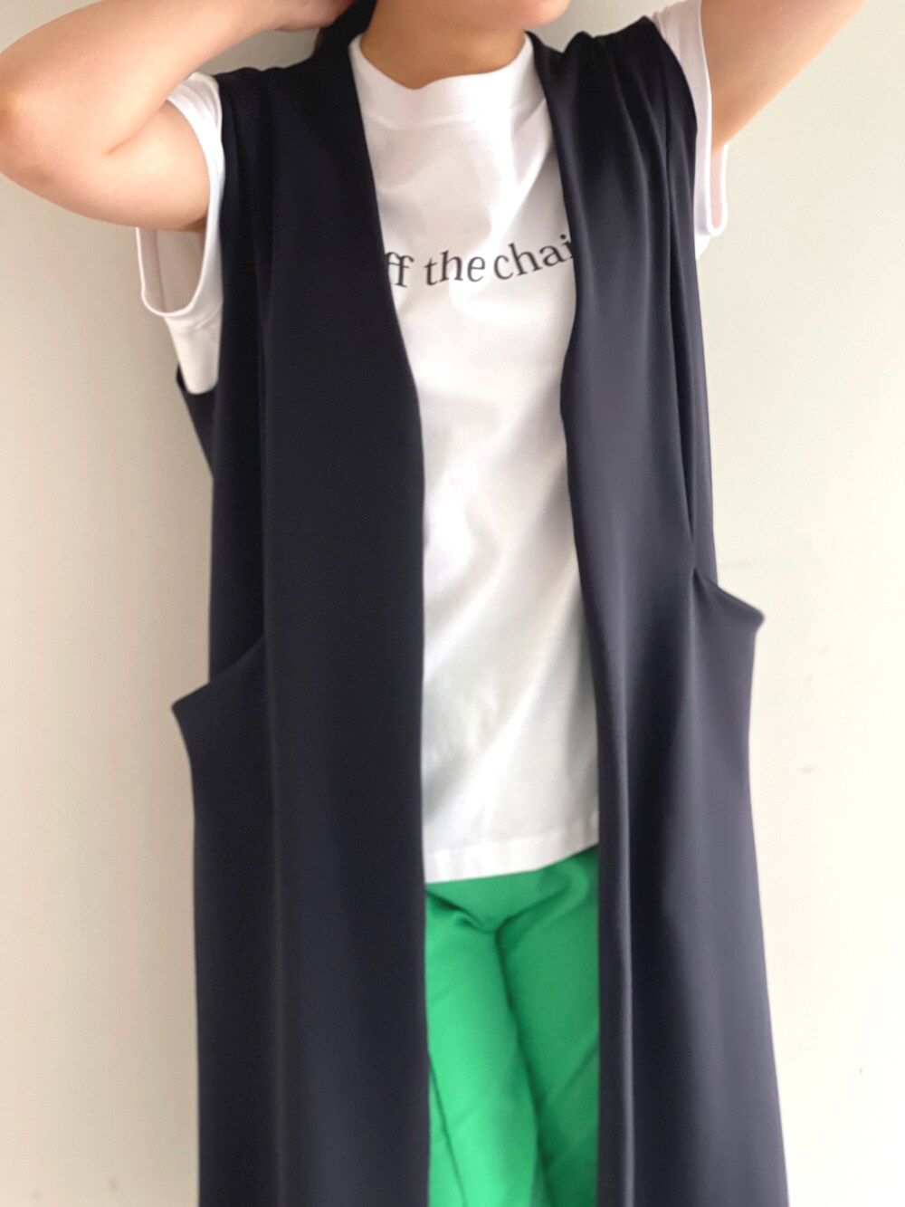 グリーン系のその他パンツ、ブラック系のベスト、ホワイト系のTシャツ/カットソーを着用したレディースの夏コーディネートの2枚目の写真