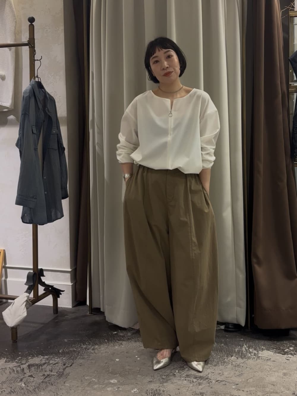 ホワイト系のシャツ/ブラウス、イエロー系のその他パンツを着用したレディースの春コーディネートの3枚目の写真