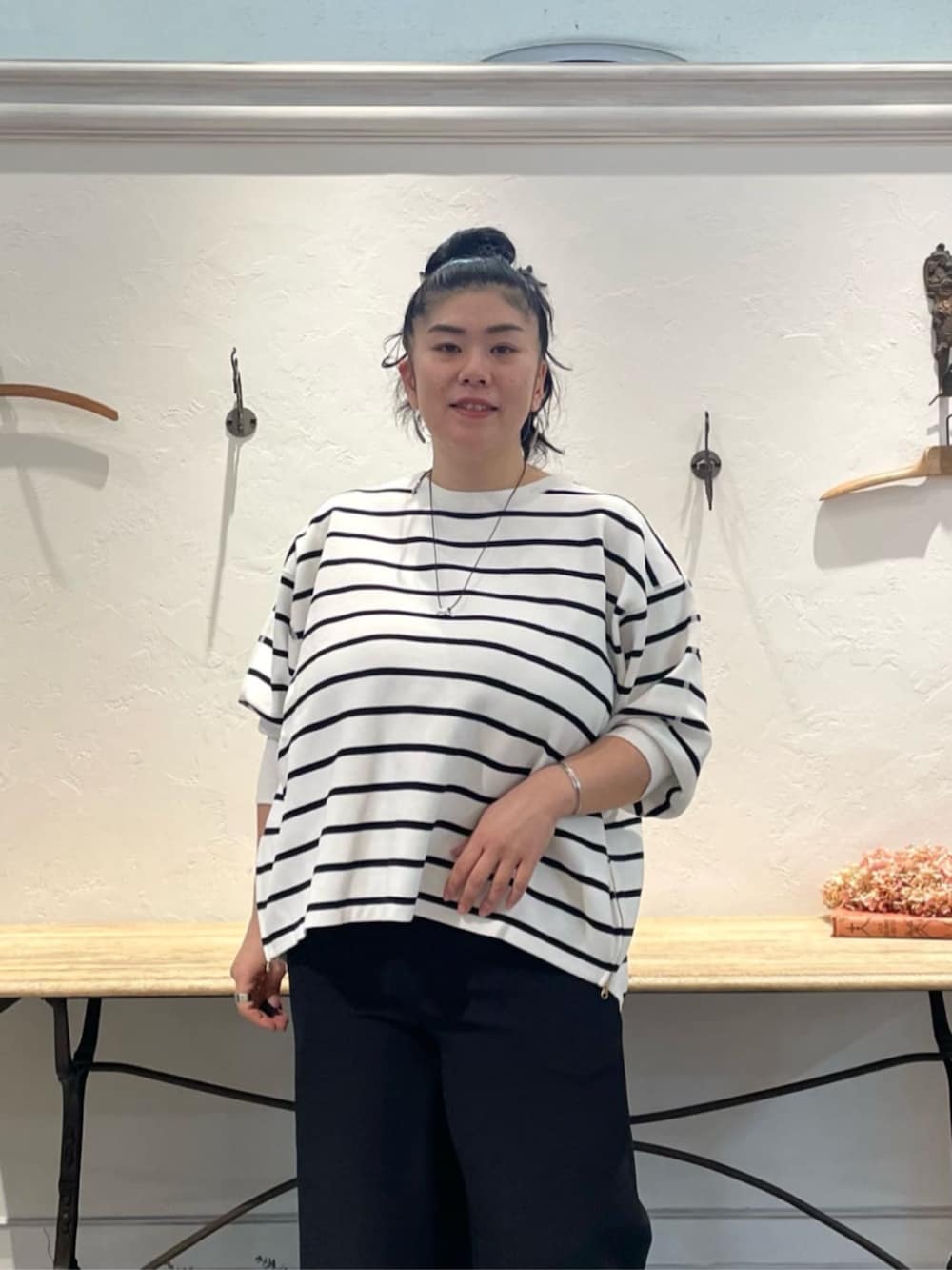 ブラック系のその他パンツ、グレー系のショルダーバッグ、ホワイト系のニット/セーターを着用したレディースの冬コーディネートの6枚目の写真