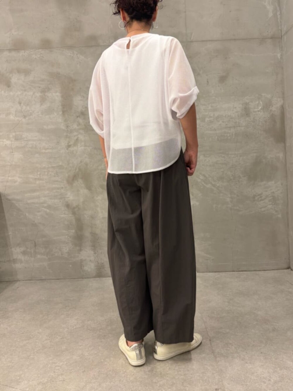 グレー系のその他パンツ、ホワイト系のTシャツ/カットソーを着用したレディースの春コーディネートの8枚目の写真
