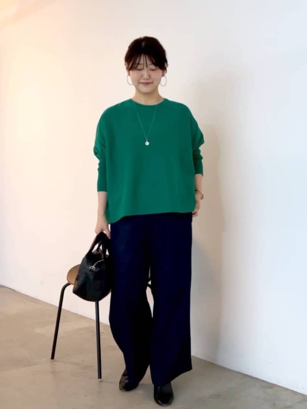 ブルー系のその他パンツ、ブラック系のボストンバッグ、グリーン系のニット/セーターを着用したレディースの夏コーディネートの3枚目の写真