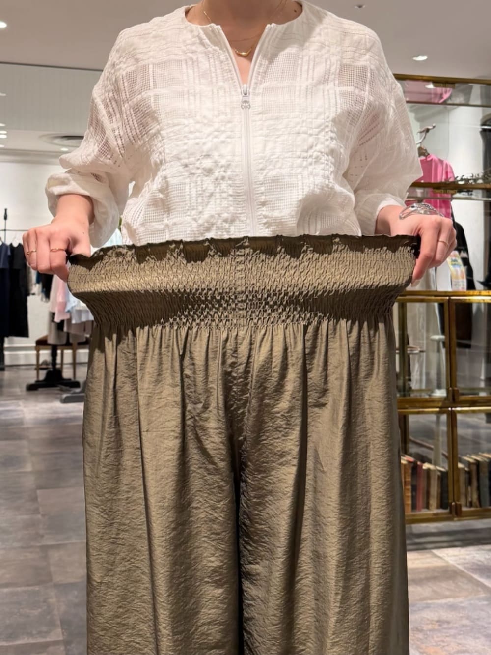 グリーン系のその他パンツ、ブラック系のカーディガン/ボレロを着用したレディースの春コーディネートの7枚目の写真