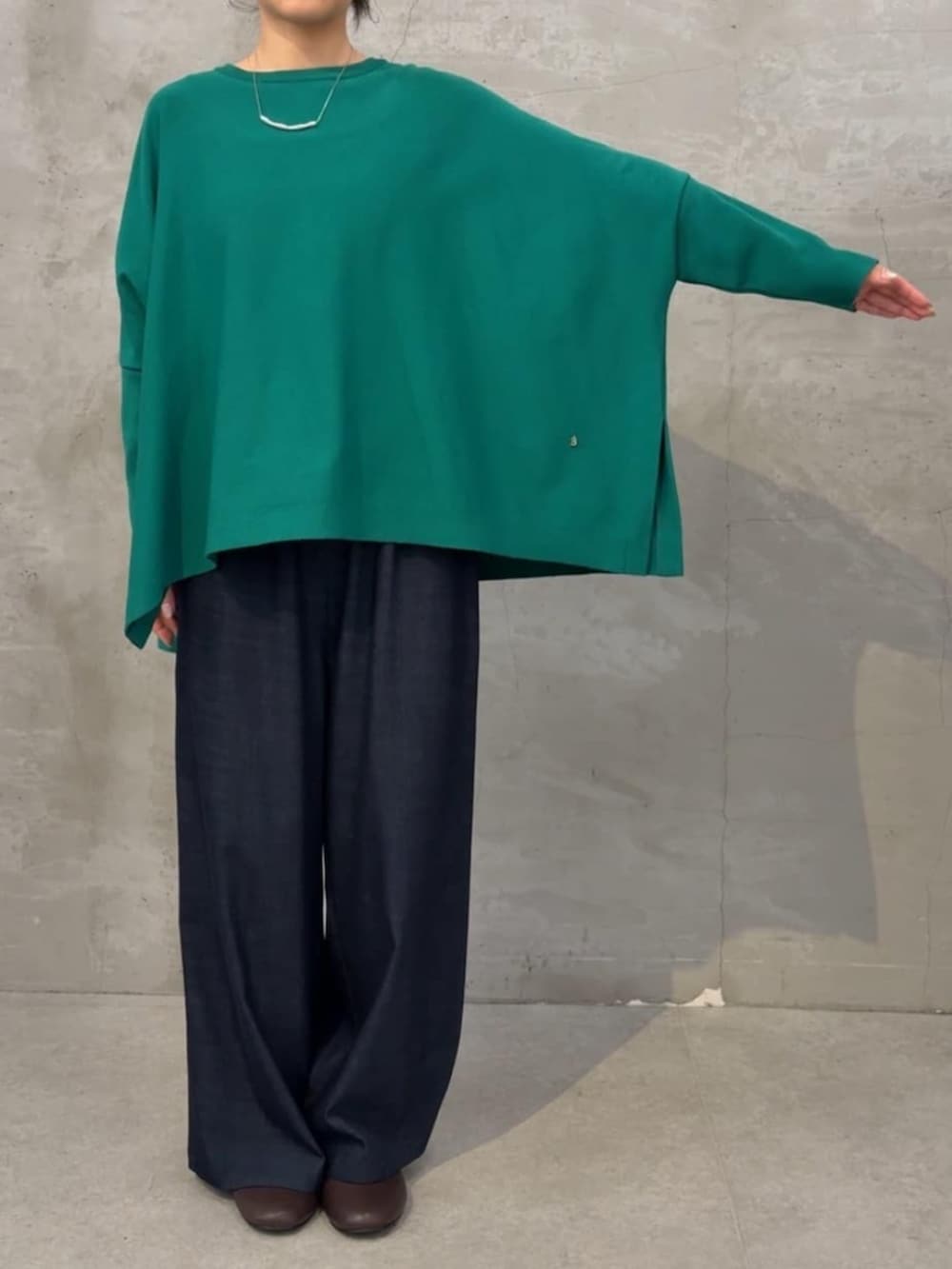 ブルー系のその他パンツ、グリーン系のニット/セーターを着用したレディースの夏コーディネートの8枚目の写真