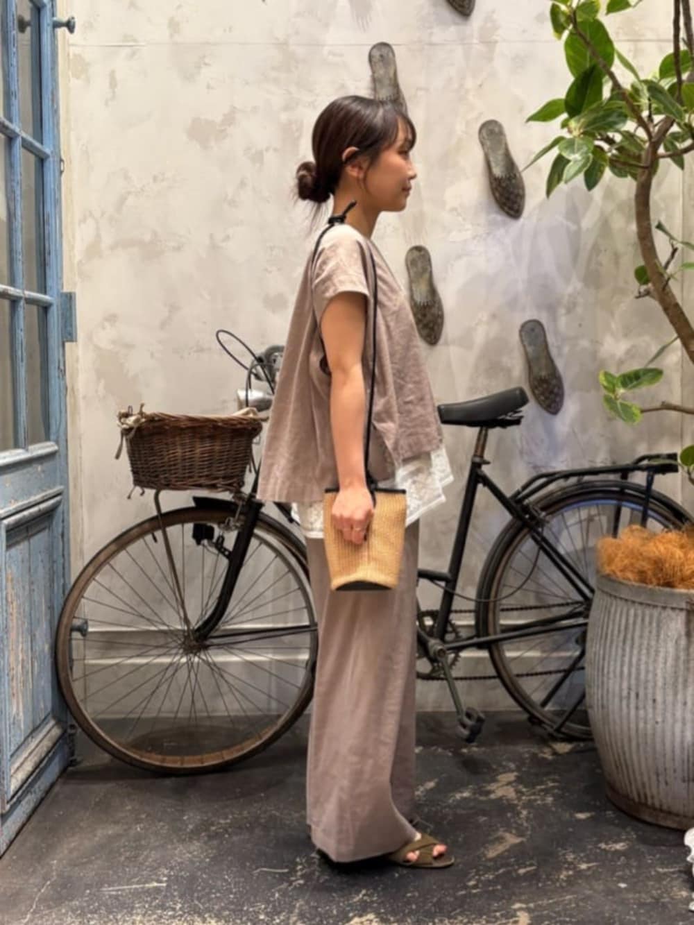 ホワイト系のシャツ/ブラウス、グレー系のその他パンツ、グレー系のシャツ/ブラウスを着用したレディースの春コーディネートの6枚目の写真