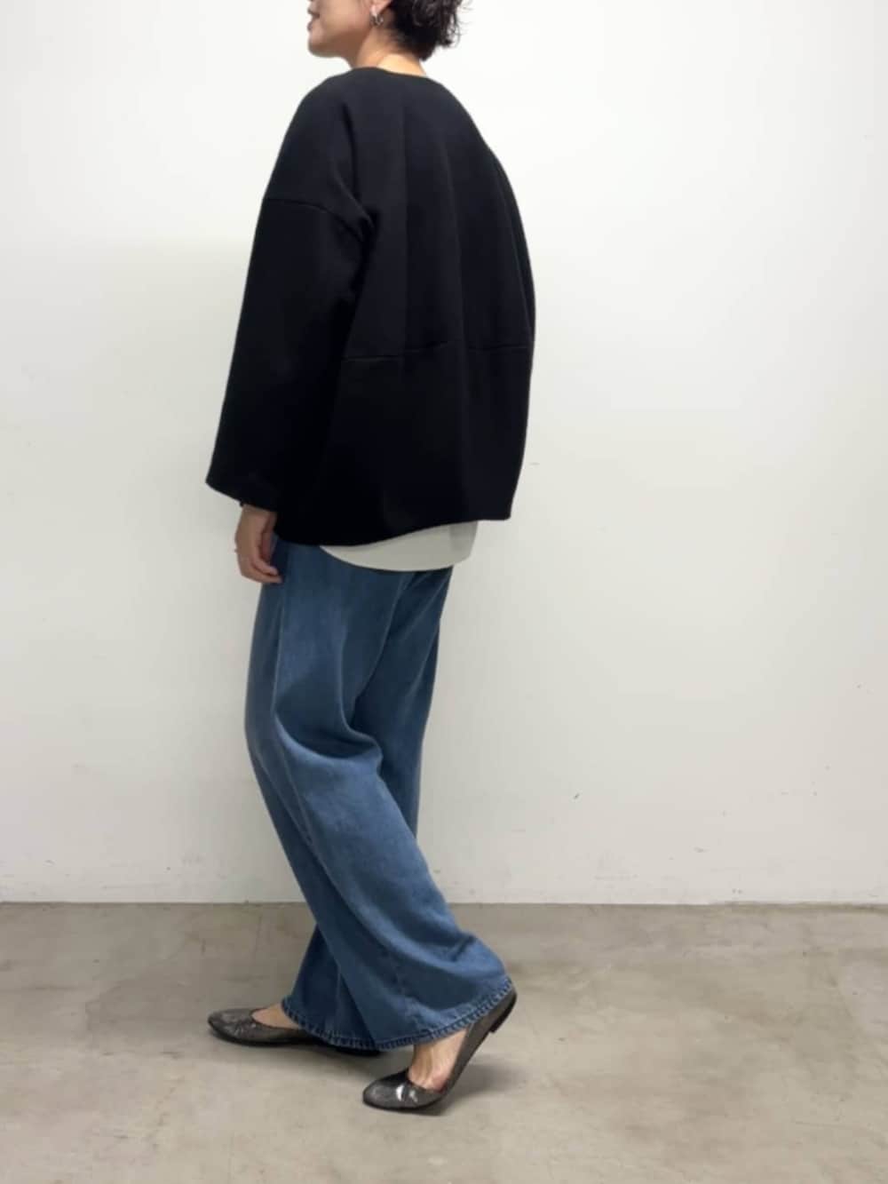 ブルー系のデニムパンツ、ブルー系のノーカラーコート、ホワイト系のシャツ/ブラウスを着用したレディースの冬コーディネートの10枚目の写真