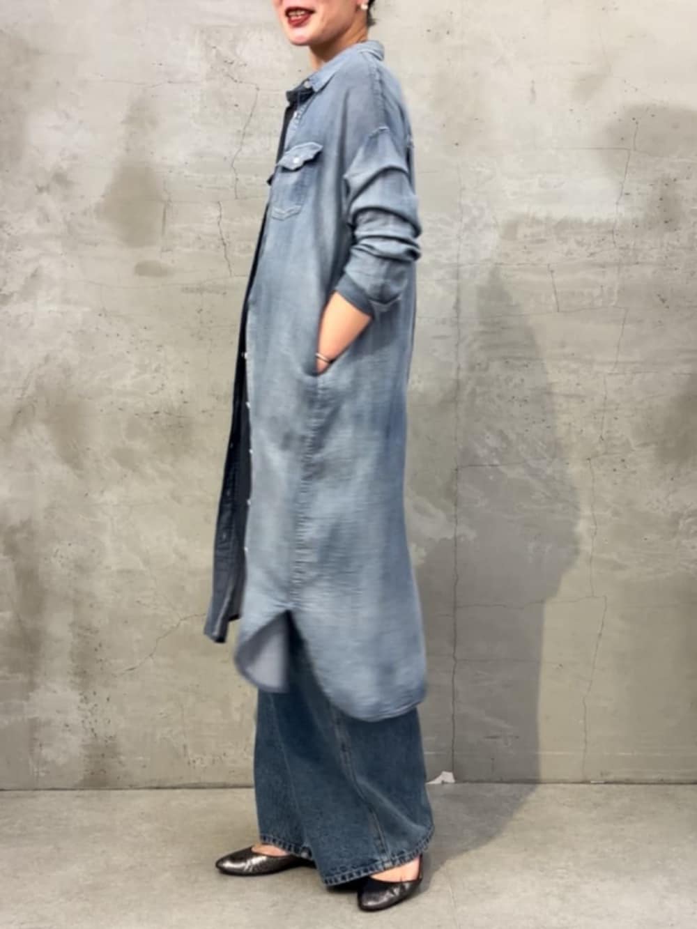 ブラック系のショルダーバッグ、ブルー系のその他パンツ、ブルー系のワンピースを着用したレディースの冬コーディネートの10枚目の写真