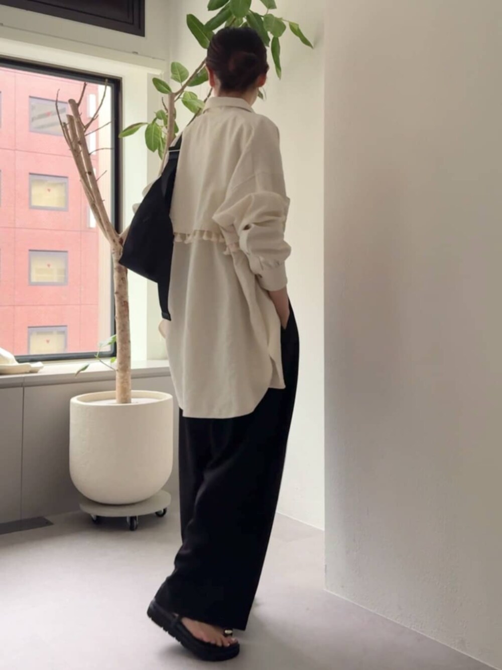 ブラック系のその他パンツ、ホワイト系のシャツ/ブラウス、ブラック系のサンダルを着用したレディースの冬コーディネートの4枚目の写真