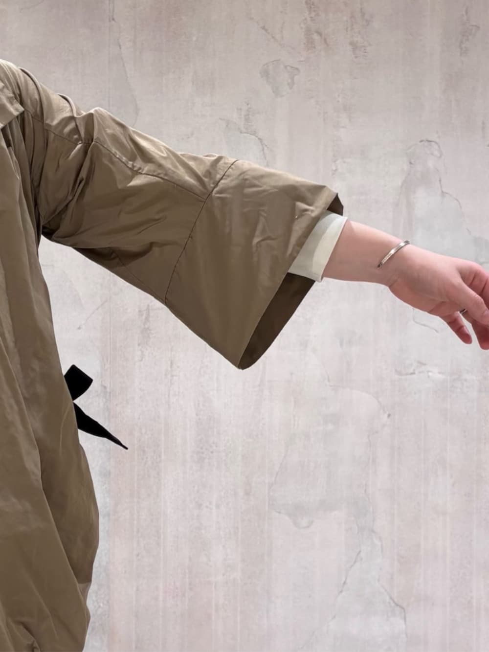 ブルー系のその他パンツ、ホワイト系のシャツ/ブラウス、ブラウン系のブルゾンを着用したレディースの冬コーディネートの7枚目の写真