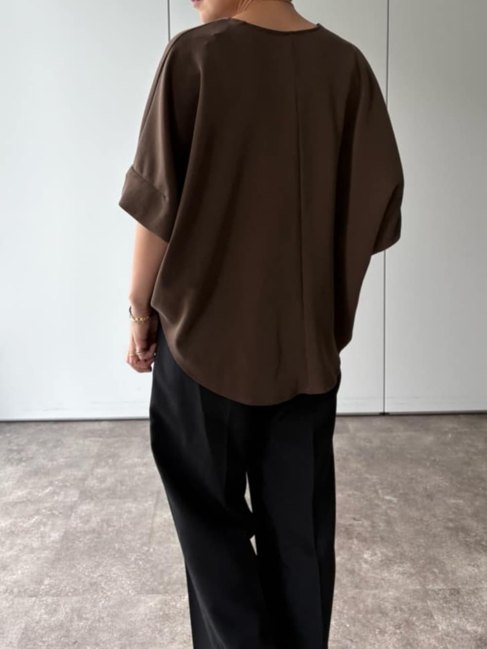ブラウン系のTシャツ/カットソー、ブラック系のその他パンツを着用したレディースの夏コーディネートの6枚目の写真