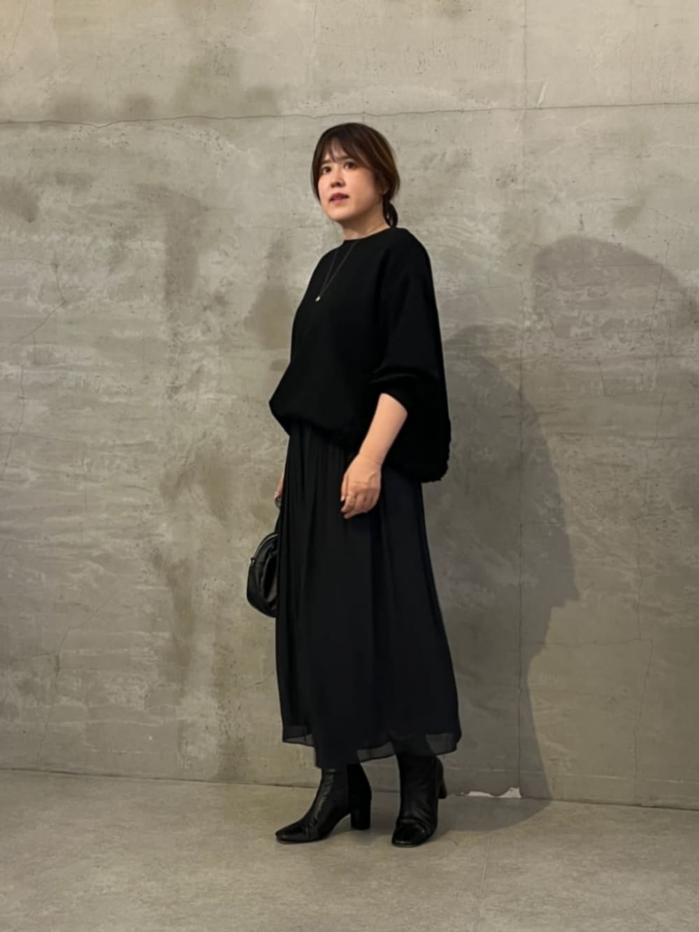 ブラック系のその他パンツ、ブラック系のTシャツ/カットソーを着用したレディースの秋コーディネートの3枚目の写真