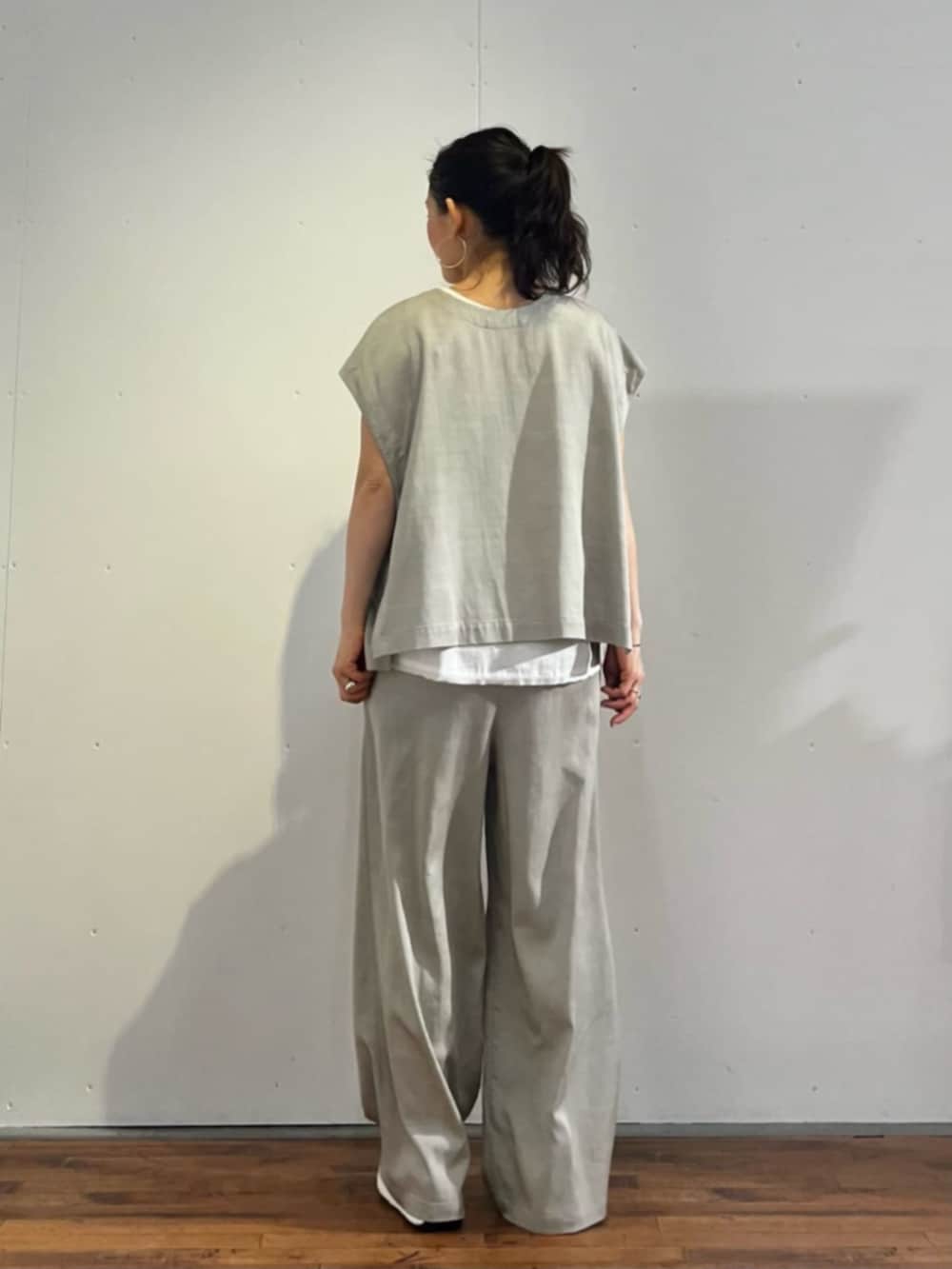 ホワイト系のスニーカー、グレー系のシャツ/ブラウス、ブラック系のボストンバッグを着用したレディースの春コーディネートの9枚目の写真