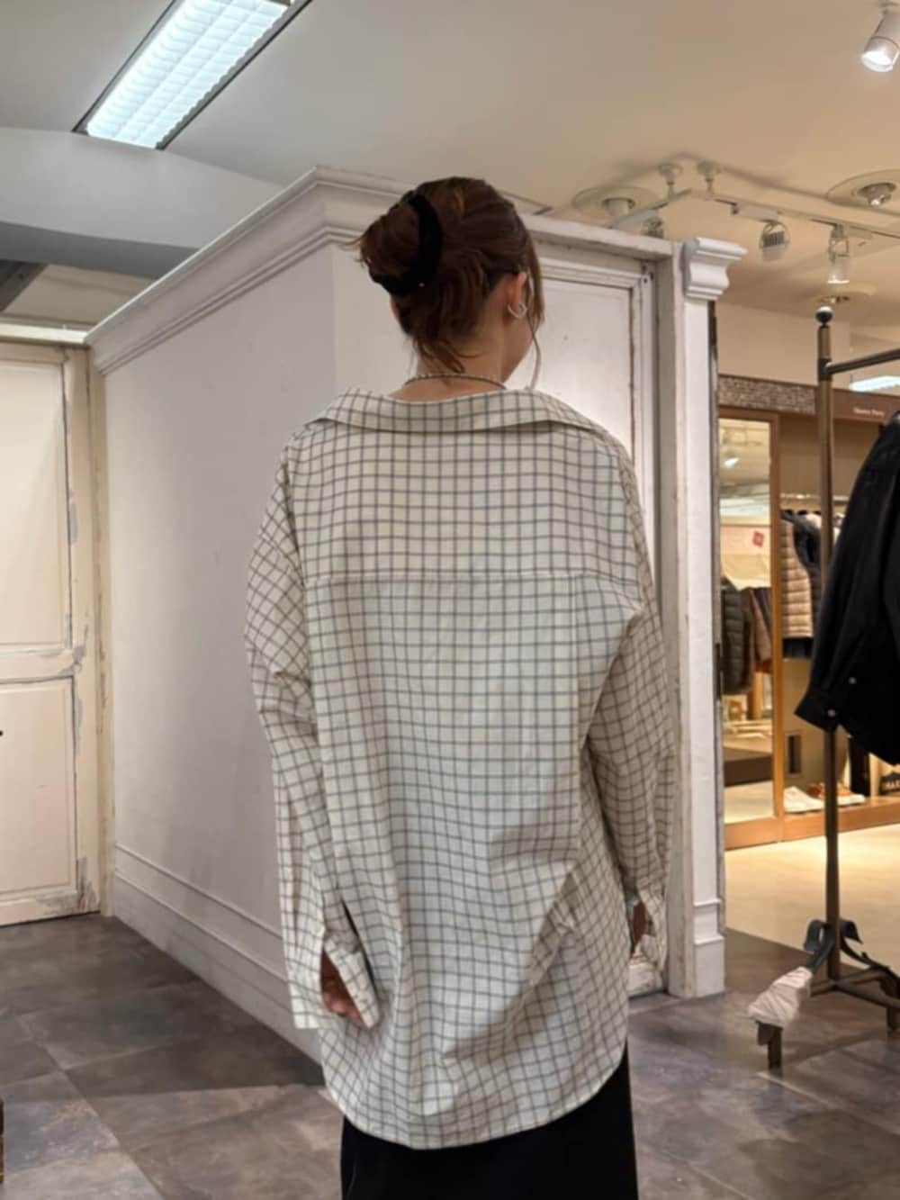 ホワイト系のシャツ/ブラウス、ブラック系のスカートを着用したレディースの冬コーディネートの6枚目の写真