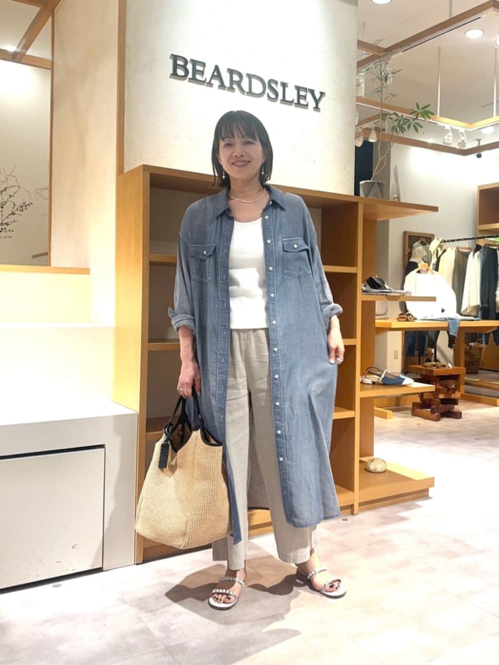 ブルー系のワンピースを着用したレディースの冬コーディネートの3枚目の写真