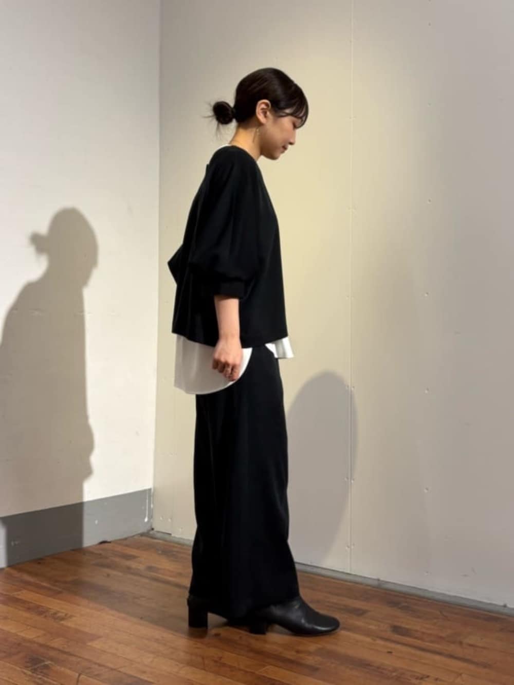 ブラック系のシャツ/ブラウス、ホワイト系のキャミソール、ブラック系のその他パンツを着用したレディースの夏コーディネートの6枚目の写真