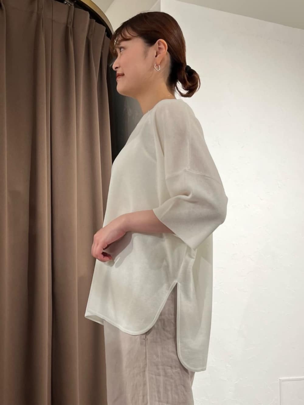 グレー系のその他パンツ、ホワイト系のニット/セーターを着用したレディースの夏コーディネートの5枚目の写真