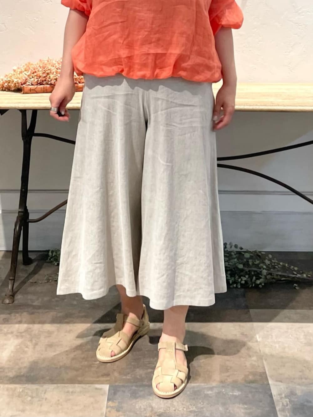 ベージュ系のその他パンツ、オレンジ系のシャツ/ブラウス、ゴールド系のリングを着用したレディースの春コーディネートの7枚目の写真