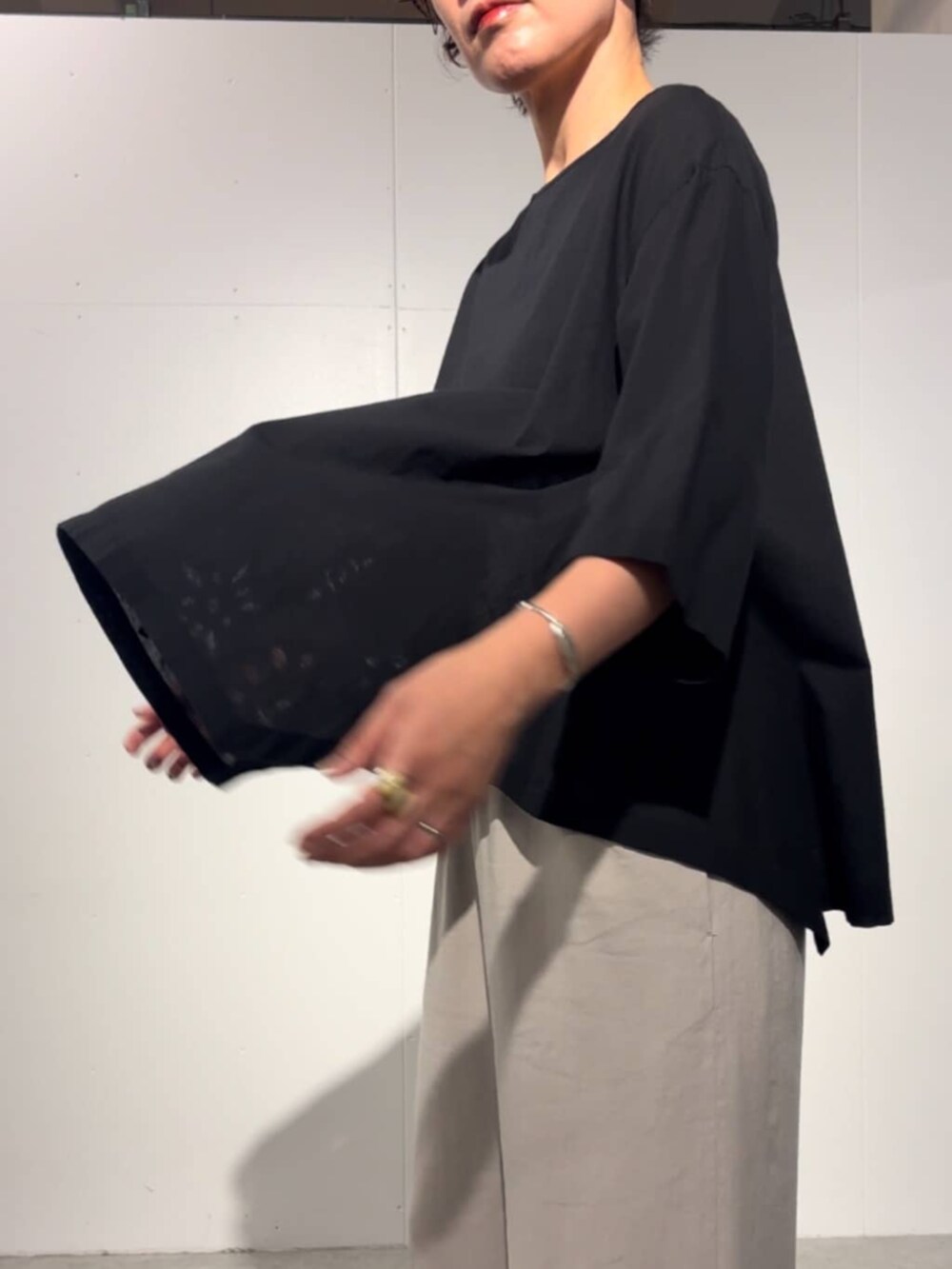 ブラック系のシャツ/ブラウス、グレー系のその他パンツを着用したレディースの春コーディネートの8枚目の写真
