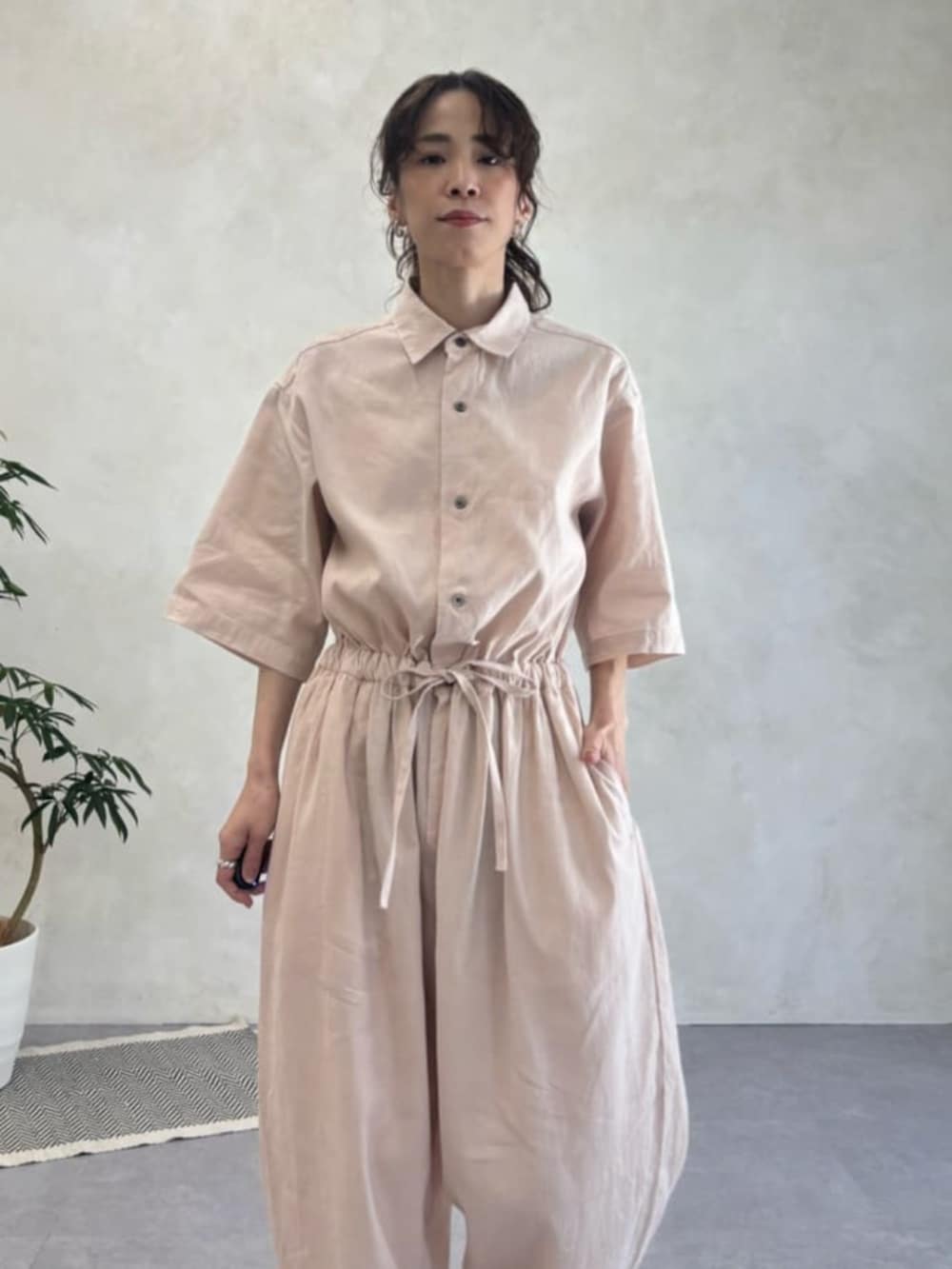 ブラック系のショルダーバッグ、ピンク系のサロペット/オーバーオールを着用したレディースの春コーディネートの6枚目の写真