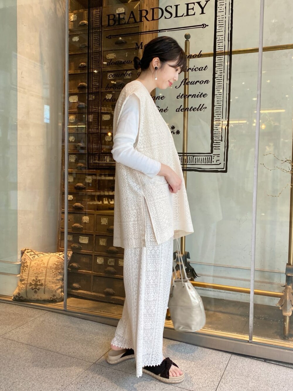 ホワイト系のシャツ/ブラウス、ホワイト系のTシャツ/カットソー、ホワイト系のその他パンツを着用したレディースの春コーディネートの2枚目の写真