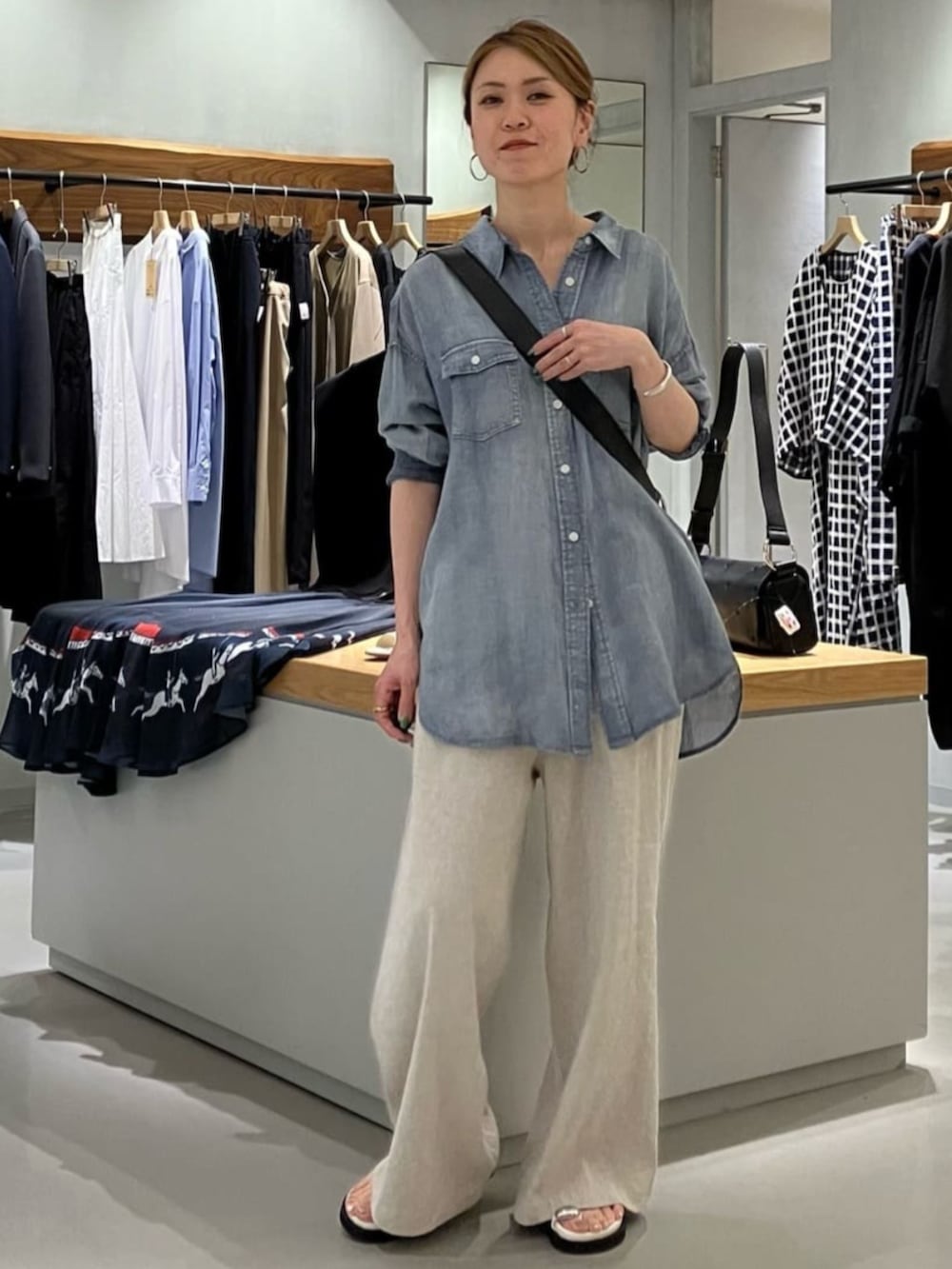 ブルー系のシャツ/ブラウス、ブラック系のショルダーバッグ、ベージュ系のその他パンツを着用したレディースの夏コーディネートの5枚目の写真