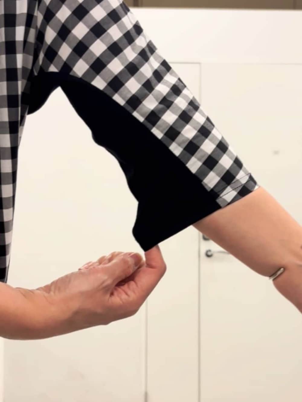 ブラック系のシャツ/ブラウス、グリーン系のその他パンツを着用したレディースの春コーディネートの8枚目の写真