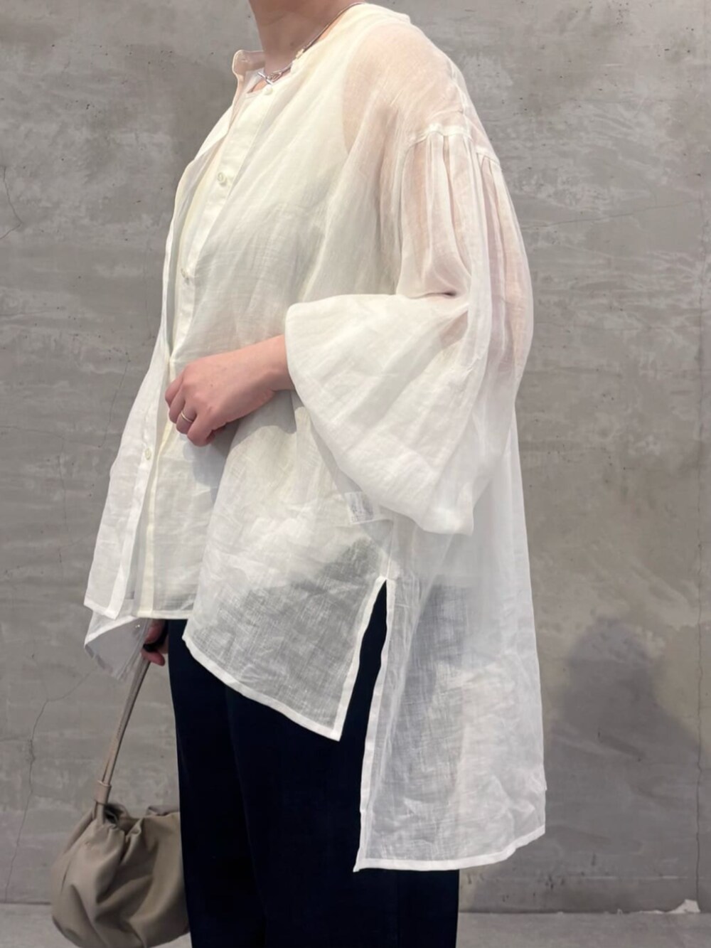 ブルー系のその他パンツ、ホワイト系のシャツ/ブラウスを着用したレディースの春コーディネートの6枚目の写真