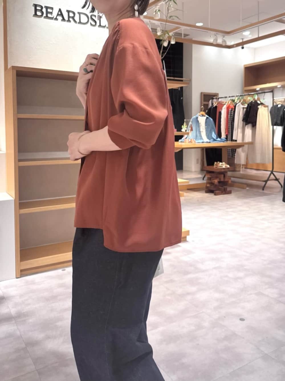 ホワイト系のシャツ/ブラウス、レッド系のシャツ/ブラウス、ブルー系のその他パンツを着用したレディースの春コーディネートの10枚目の写真
