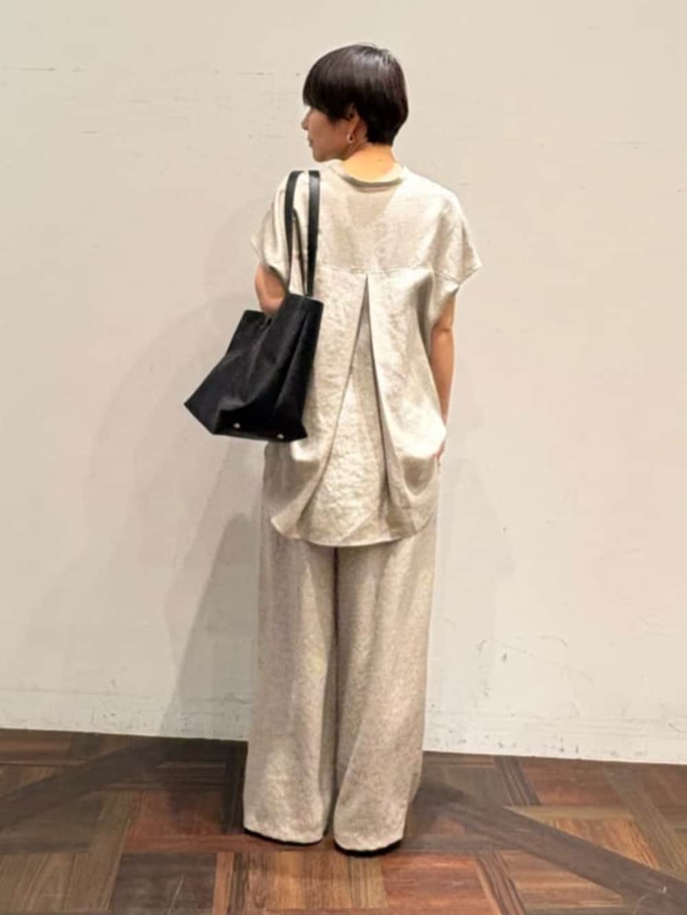 ブラック系のトートバッグ、ベージュ系のその他パンツ、ベージュ系のシャツ/ブラウスを着用したレディースの春コーディネートの3枚目の写真