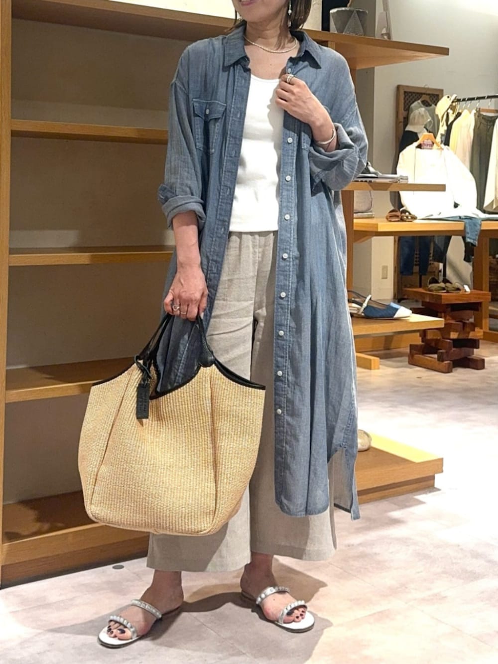 ブルー系のワンピースを着用したレディースの冬コーディネートの5枚目の写真