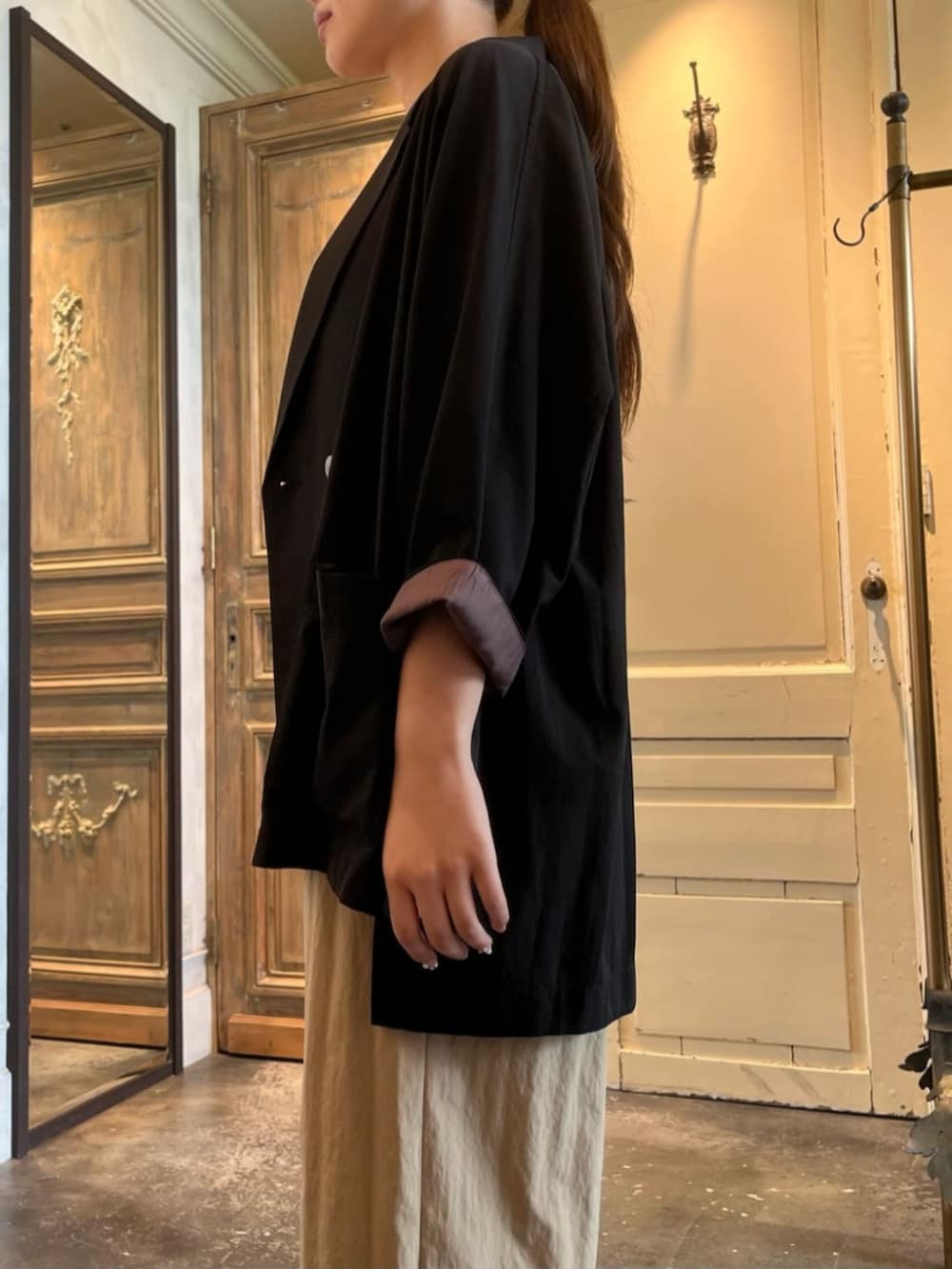 ブラック系のテーラードジャケットを着用したレディースの春コーディネートの5枚目の写真