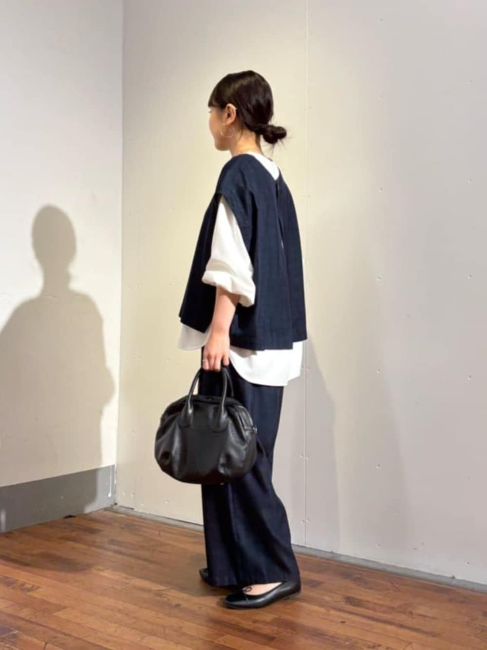 ブルー系のシャツ/ブラウス、ブルー系のその他パンツ、ホワイト系のシャツ/ブラウスを着用したレディースの夏コーディネートの7枚目の写真