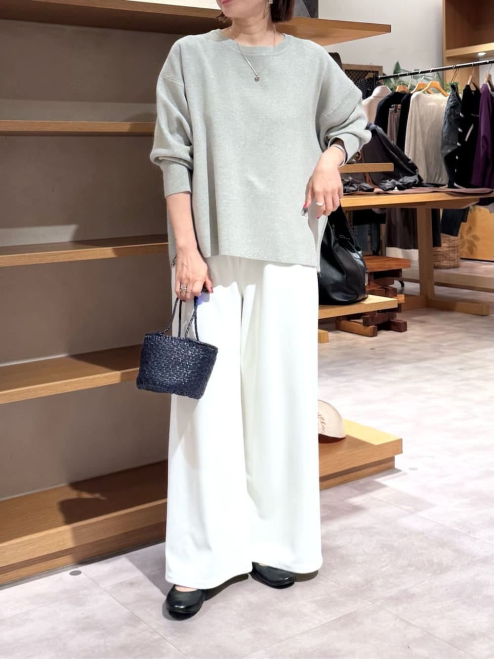 ホワイト系のその他パンツ、ブルー系のハンドバッグ、グレー系のニット/セーターを着用したレディースの冬コーディネートの6枚目の写真