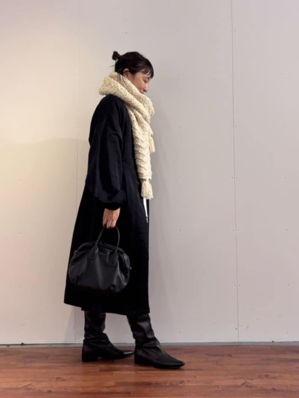 ブラック系のその他アウター、ブラック系のトートバッグ、グリーン系のその他パンツを着用したレディースの秋コーディネートの4枚目の写真