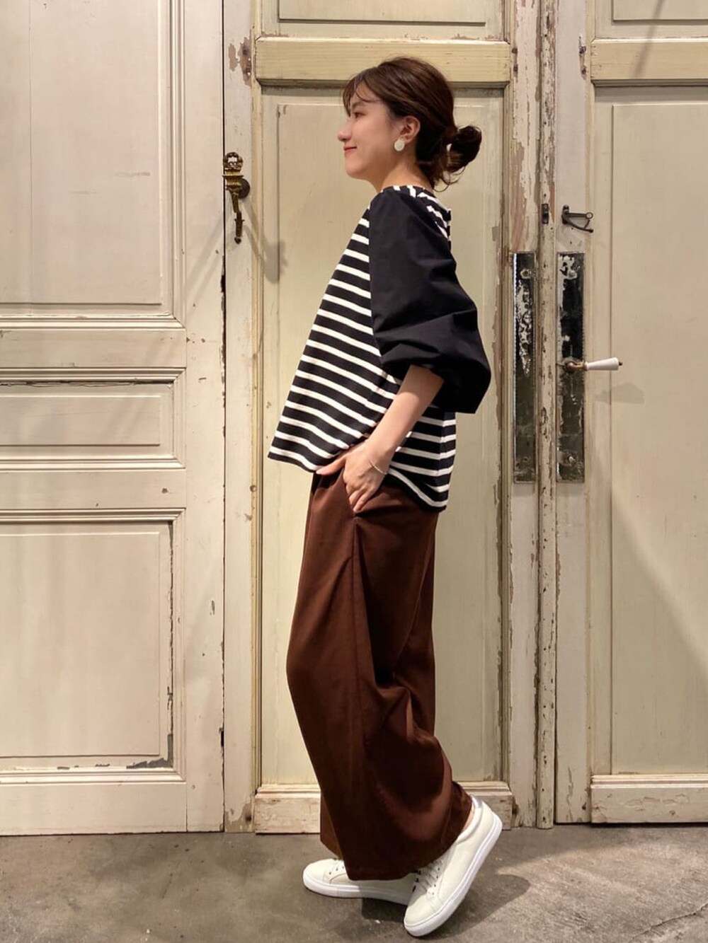 ブラック系のTシャツ/カットソー、ブラウン系のその他パンツを着用したレディースの夏コーディネートの2枚目の写真