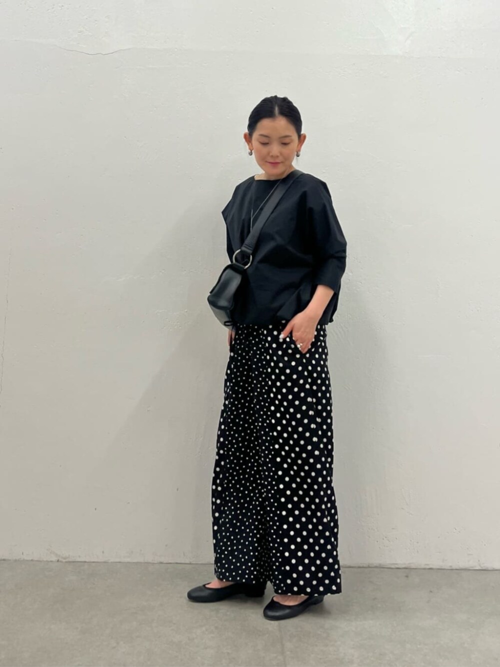 ブラック系のショルダーバッグ、ブラック系のシャツ/ブラウス、ブラック系のその他パンツを着用したレディースの冬コーディネートの2枚目の写真