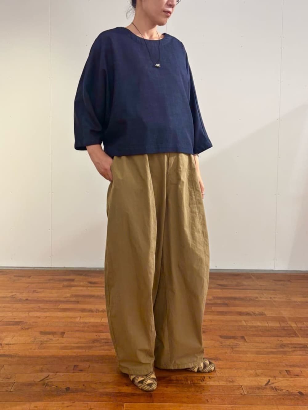 イエロー系のその他パンツ、ブルー系のシャツ/ブラウスを着用したレディースの夏コーディネートの4枚目の写真
