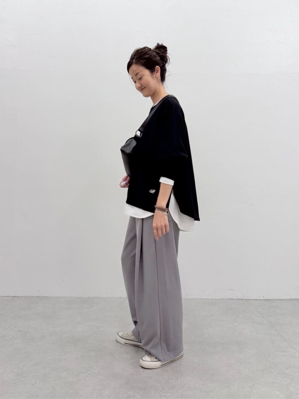 ブラック系のショルダーバッグ、ブラック系のTシャツ/カットソー、グレー系のその他パンツを着用したレディースの夏コーディネートの4枚目の写真