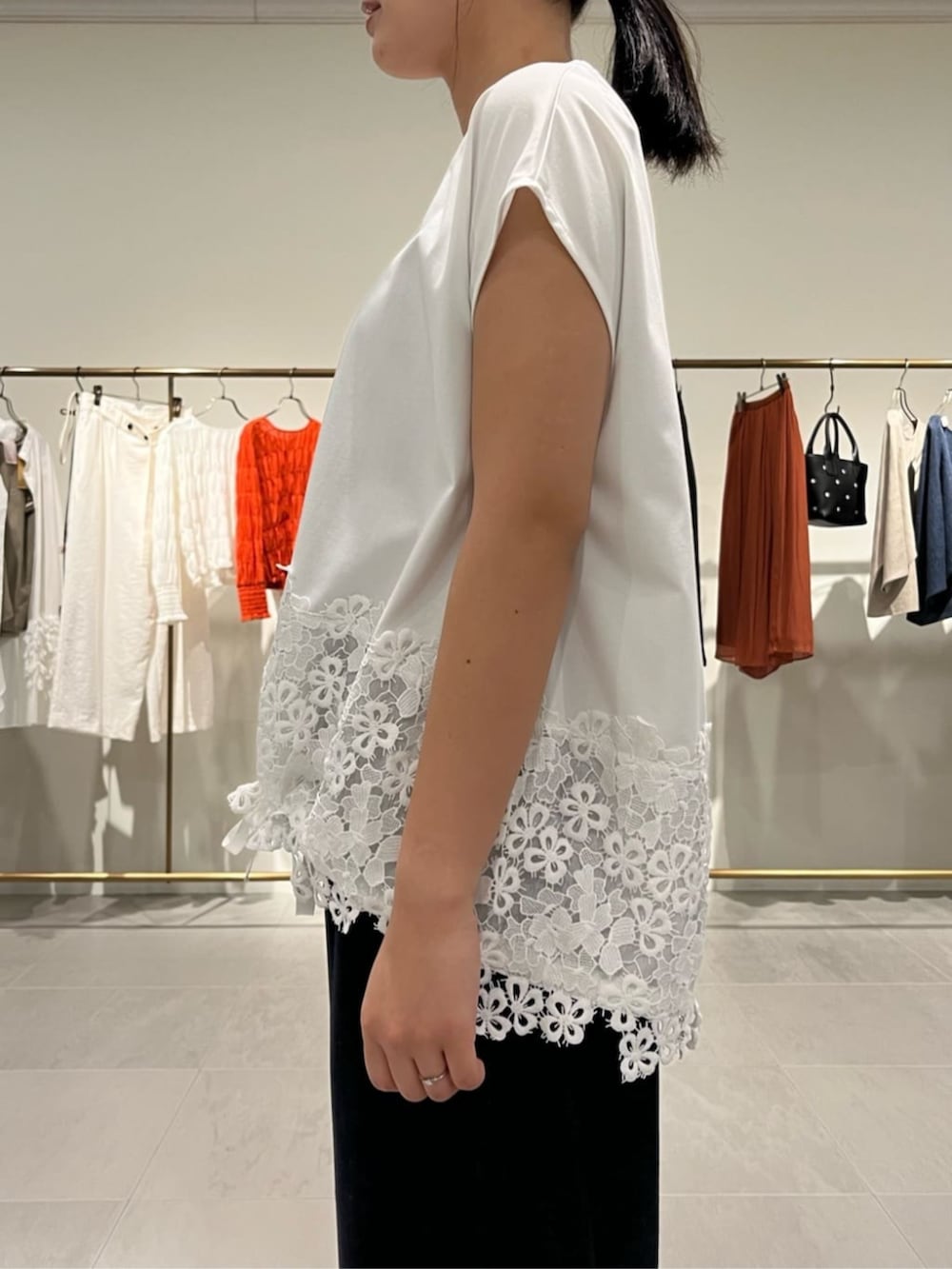 ブルー系のその他パンツ、ホワイト系のTシャツ/カットソーを着用したレディースの夏コーディネートの6枚目の写真