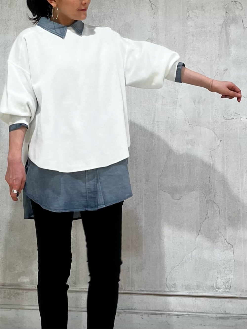 ブルー系のシャツ/ブラウス、ブルー系のデニムパンツ、ホワイト系のTシャツ/カットソーを着用したレディースの春コーディネートの9枚目の写真